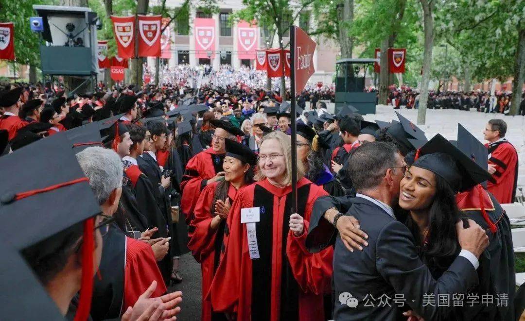 女生蒋雨融来自青岛英高毕业本科就读于杜克震撼全场！史上首位在哈佛毕业演讲的中国(图2)